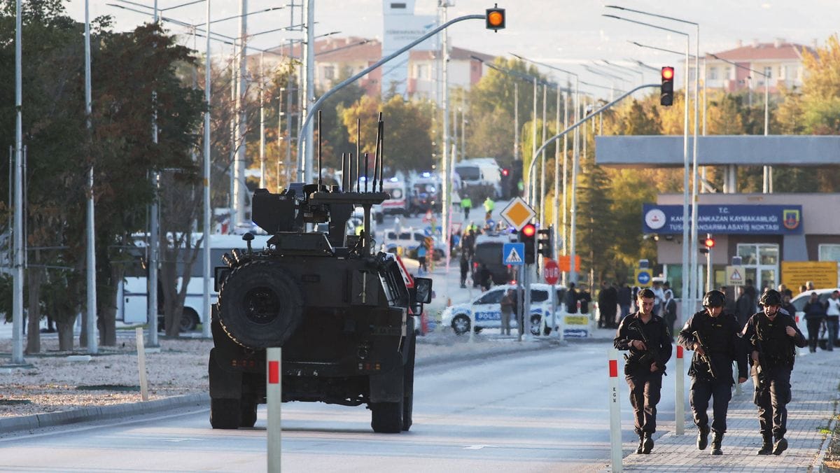 Türkische Sicherheitskräfte am Ort des Anschlags auf eine Rüstungsunternehmen in Ankara
