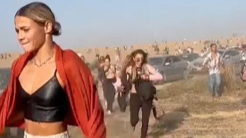 Das bekannte Bild von Vlada Patapov bei ihrer Fluch vor der Hamas auf dem Nova-Musikfestival