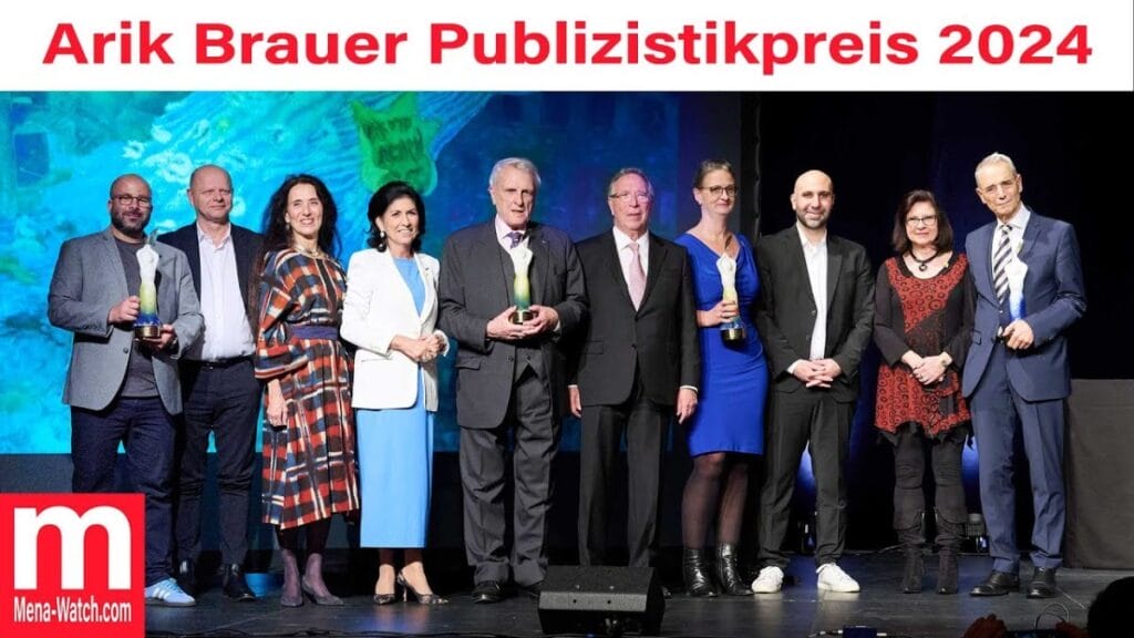 Die Mitwirkenden bei der Verleihung des Arik-Brauer-Preises 2024 (von links nach rechts): Arye Sharuz Shalicar, Stefan Kaltenbrunner, Timna Brauer, Danielle Spera, Josef Joffe, Erwin Javor, Rebecca Schönenbach, Ahmad Mansour, Maya Zehden und Michael Wolffsohn. (© Klaus Titzer/Mena-Watch)