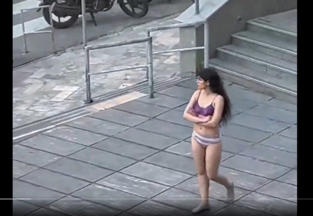 Screenshot der jungen iranischen Studentin, die zu einem neuen Symbol des Frauenwiderstands gegen die Islamische Republik geworden ist. (Quelle: Twitter/Masih Alinejad)
