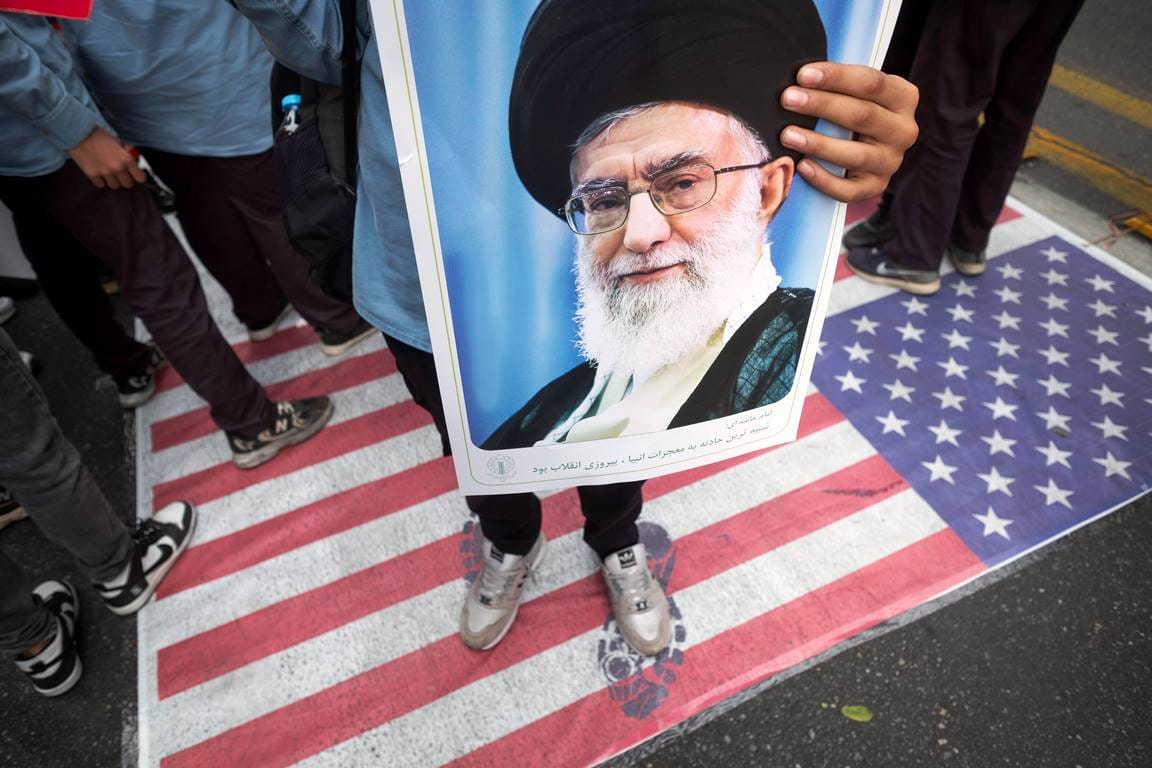 Plakat mit dem geistlichen Führer Khamenei bei den inszenierten Feiern zum Jahrestag der US-Botschaftsbesetzung im Iran. (© imago images/NurPhoto)