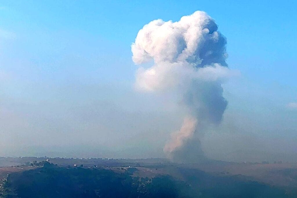 Rauchsäule über der Stadt al-Qusayr in Syrien nach einem israelischen Angriff. (© imago images/Xinhua)
