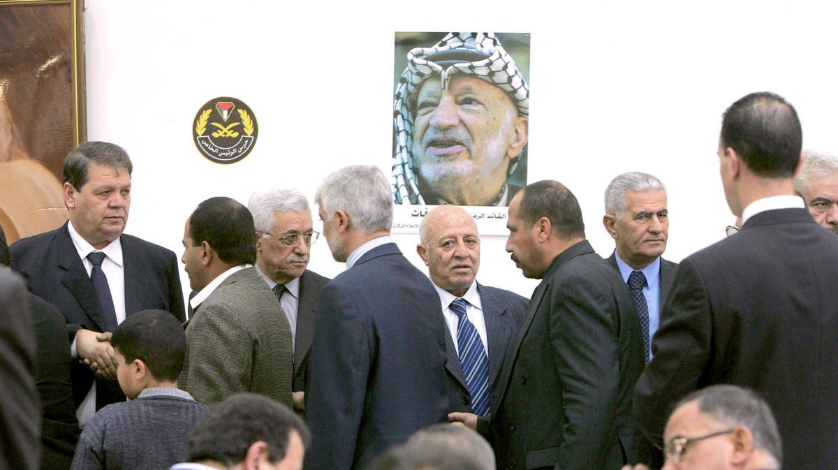PA-Funktionär Rawhi Fattouh links neben Mahmud Abbas beim Begräbnis von Jassir Arafat im November 2004