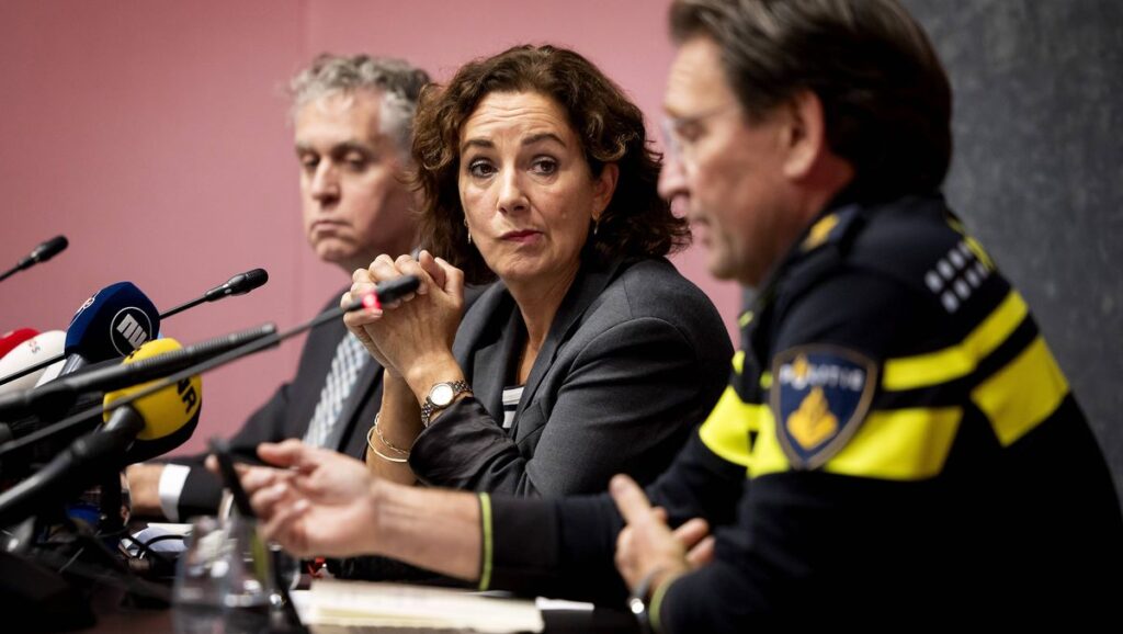 Amsterdamer Bürgermeisterin Halsema bei Pressekonferenz nach pogromartigen Hetzjagden auf Israelis in ihrer Stadt