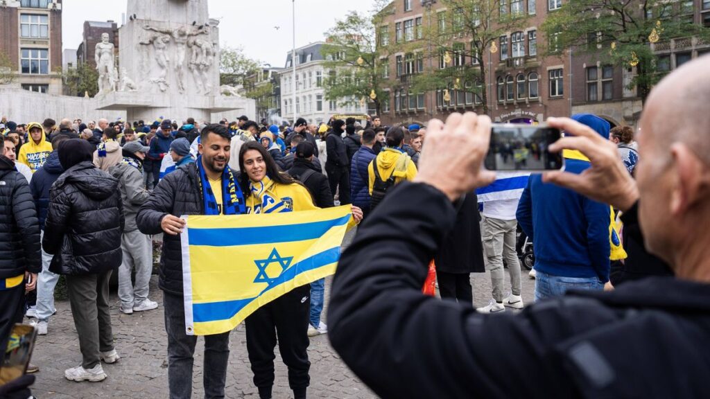 Sollen selbst schuld an den antisemitischen Hetzjagden gewesen sein: israelische Fans in Amsterdam