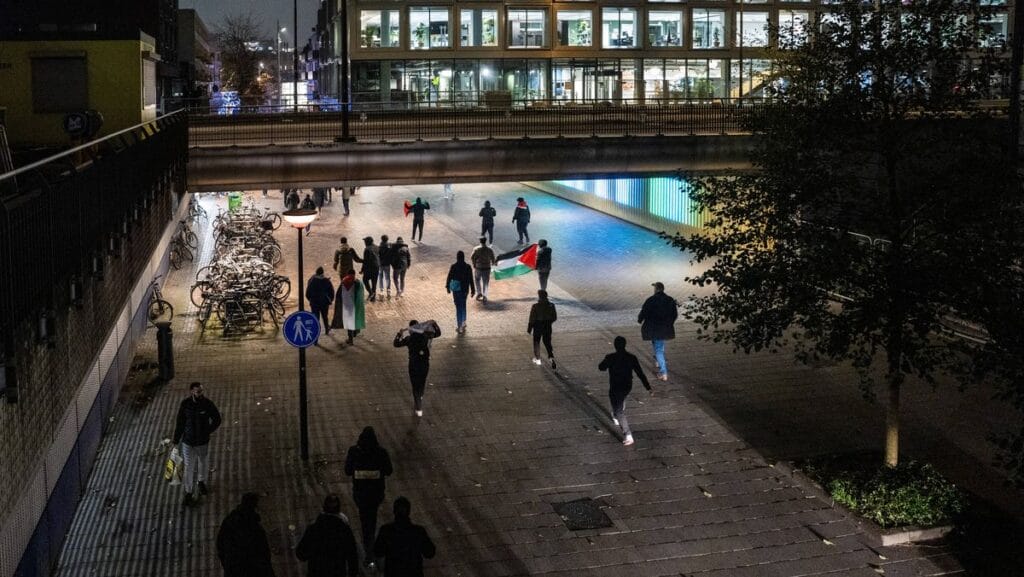 Warnungen von Behörden nicht ernstgenommen: Propalästinensische Demonstranten veranstalteten einen Pogrom gegen israelische Fußballfans in Amsterdam