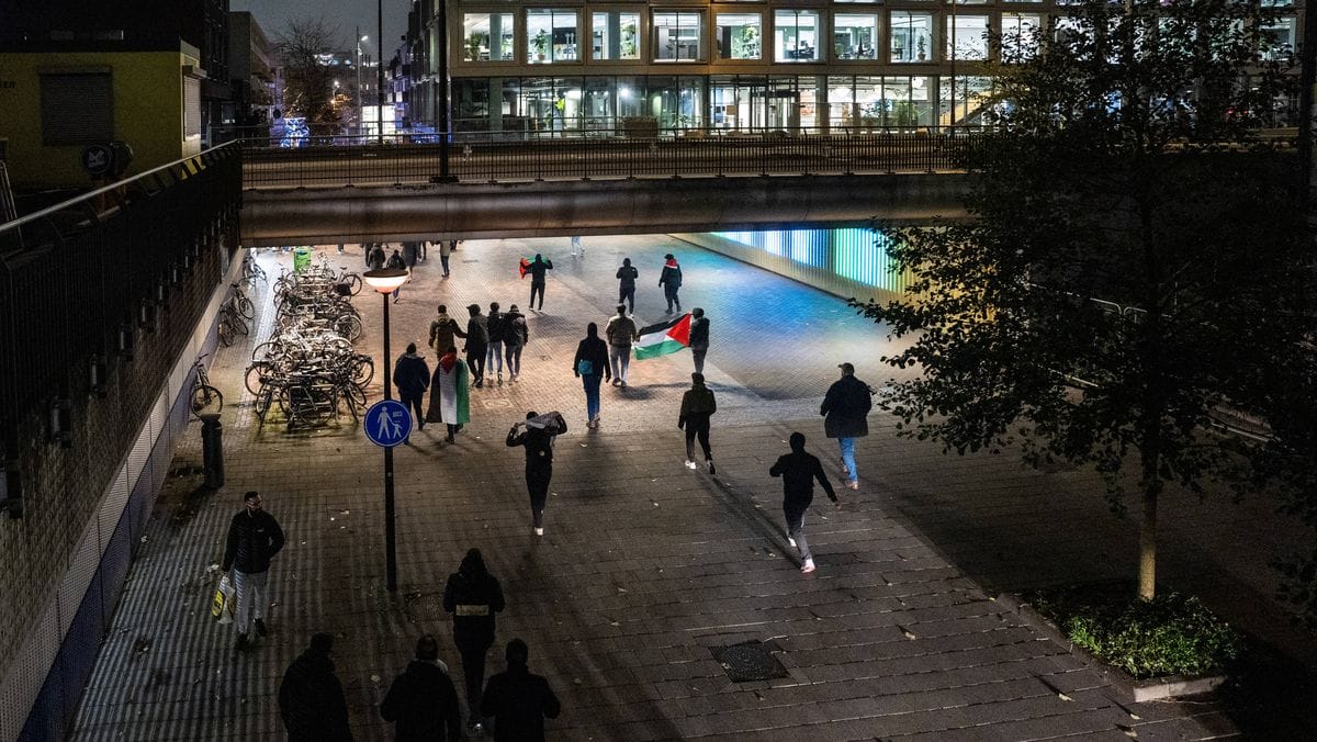 Warnungen von Behörden nicht ernstgenommen: Propalästinensische Demonstranten veranstalteten einen Pogrom gegen israelische Fußballfans in Amsterdam
