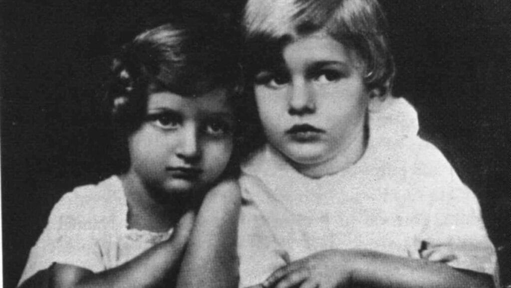 Die spätere Widerstandskämpferin Chana Szénes mit ihrem Bruder György in Budapest im Jahr 1924
