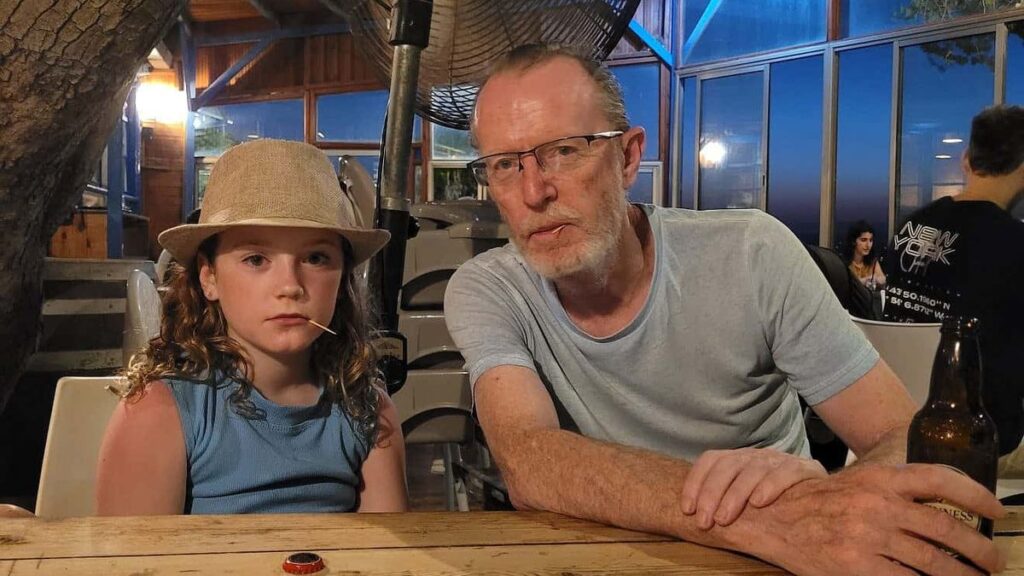 Die befreite Hamas-Geisel Emily Hand mit ihrem Vater Tom