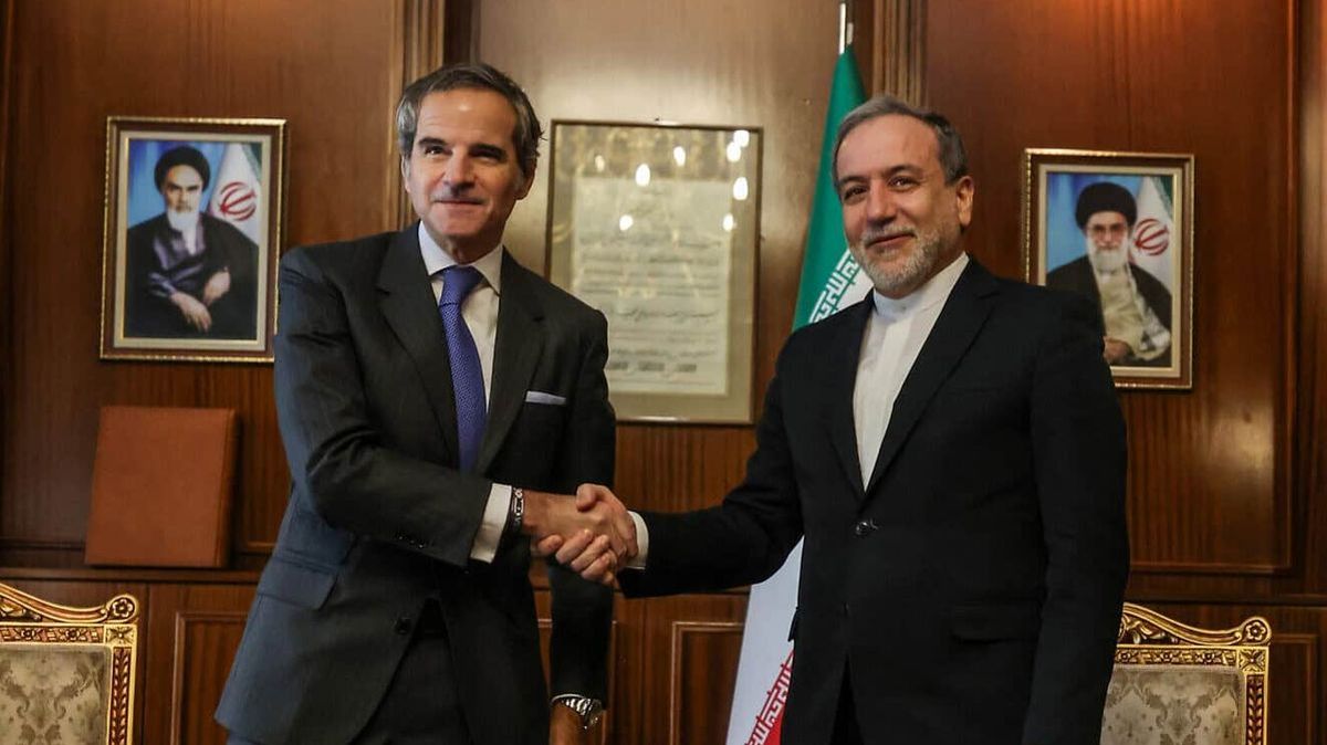 IAEO-Chef Rafael Grossi mit dem iranischen Außenminister Abbas Araghchi