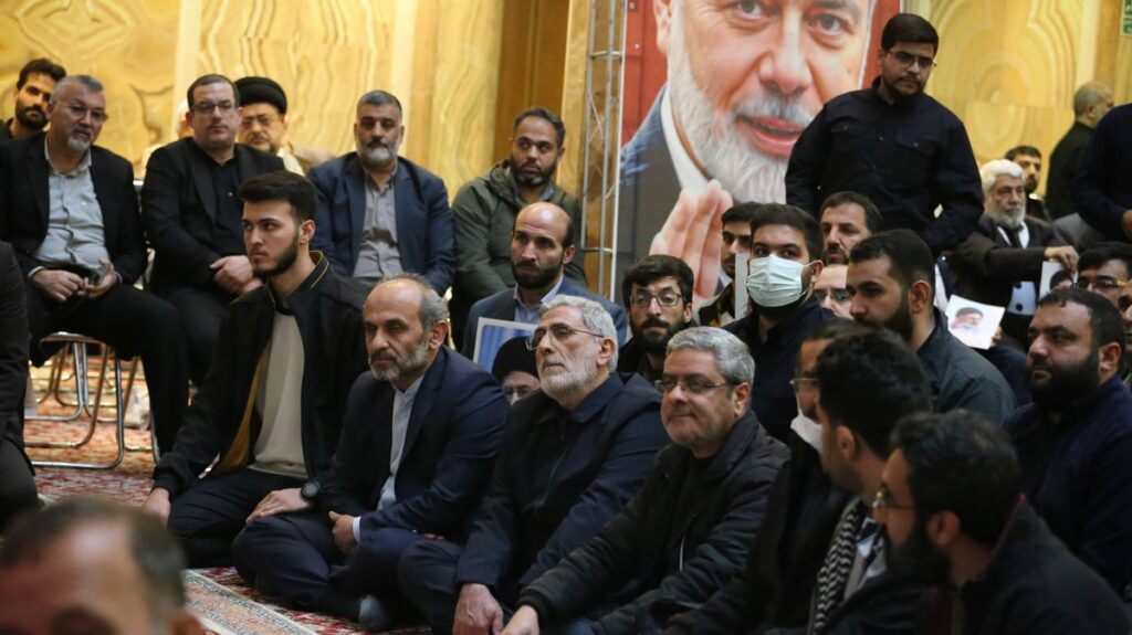 Irans Revolutionsgarden-Chef Ghaani vor einem Plakat des in Teheran getöteten Hamas-Chefs Haniyeh
