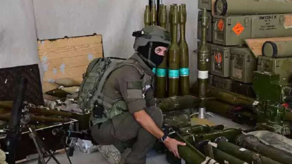 Israelischer Soldat mit von der Hisbollah im Libanon erbeuteten Waffen (Quelle: JNS)