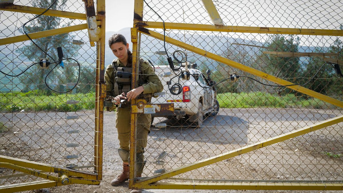 Israelische Soldatin am Grenzzaun im Dreiländereck zwischen Israel, Syrien und Jordanien