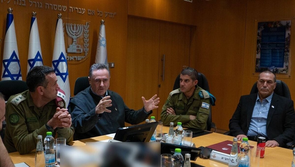 Israels Verteidigungsminister Israel Katz bei seinem Treffen mit dem Generalstab