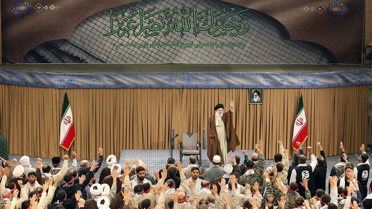 Vor den Basidschi-Milizen fordert Irans Führer Khamenei die Todesstrafe für Israels Premier Netanjahu