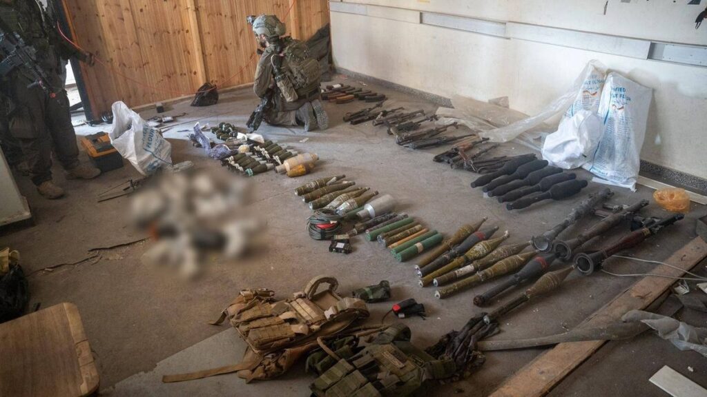 Im UNRWA-Hauptquartier in Gaza-Stadt gefundene Waffen
