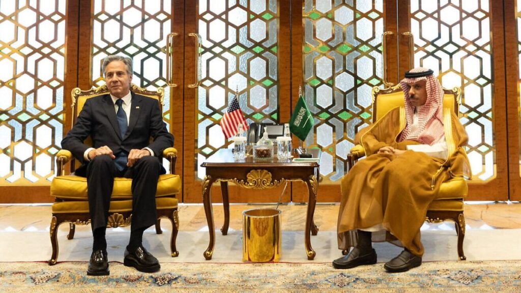 US-Außenminister Antony Blinken bei einem Treffen mit seinem saudischen Amtskollegen Faisal bin Farhan in Riad