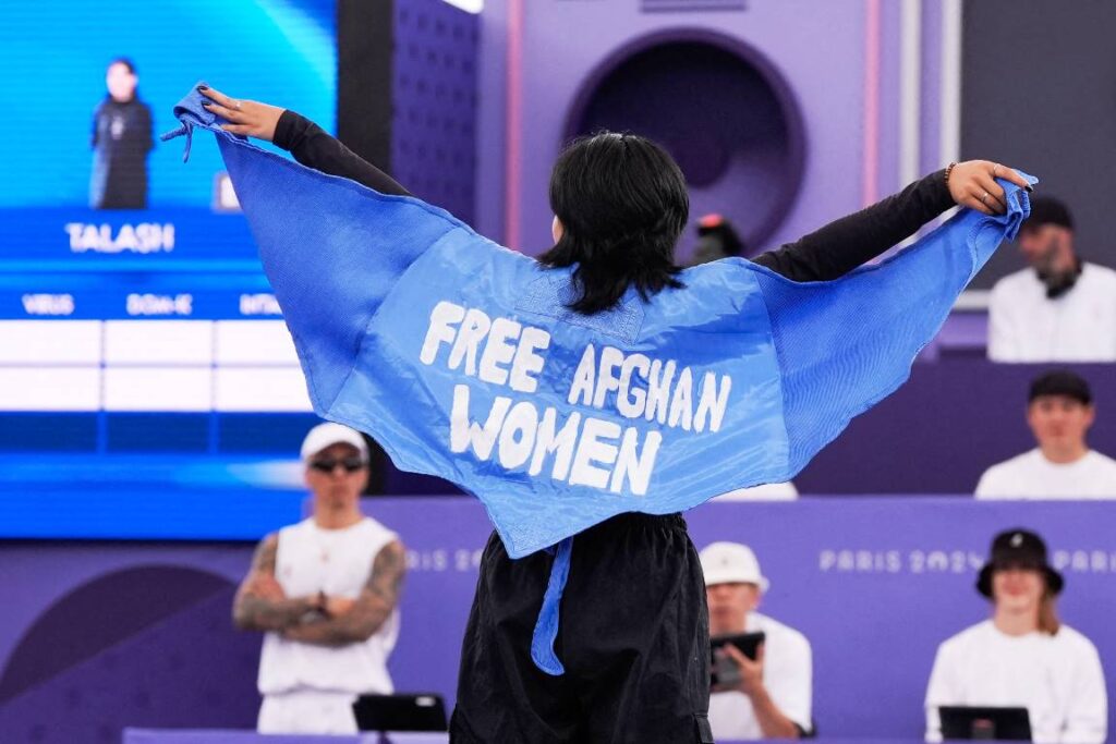 Bei den Olympischen Spielen in Paris prostierte eine Afghanin, die für das internationale Flüchtlingsteam antrat, gegen die Unterdrückung der Frauen in Afghanistan durch die Taliban. (© imago images/ABACAPRESS)