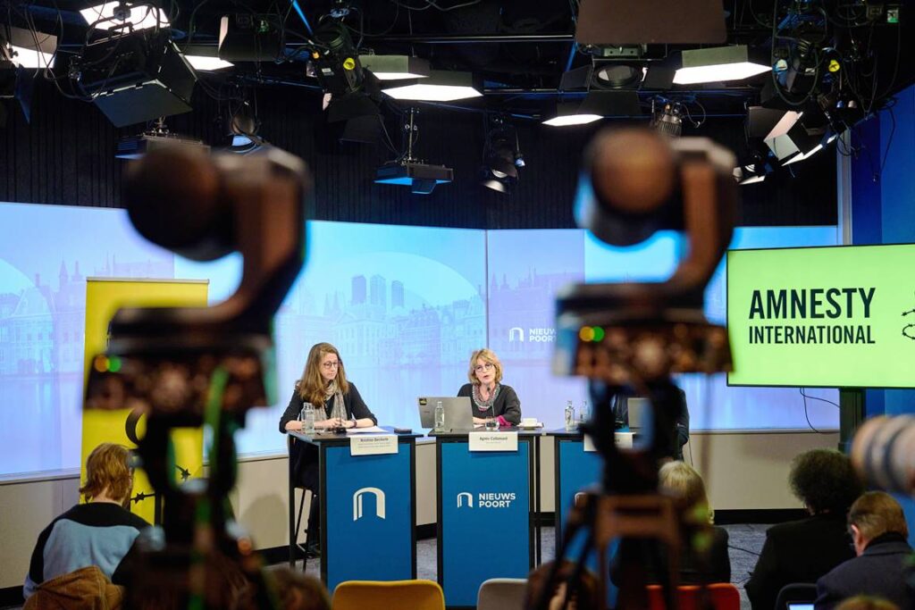 Mittlerweile Alltag: Bei einer Pressekonferenz wirft Amnesty-International-Chefin Agnès Callamard Israel fürchtliche Verbrechen vor. (© imago images/ANP)