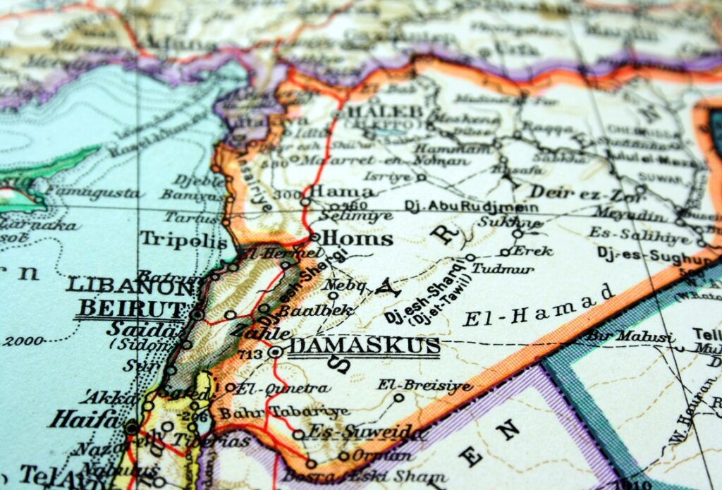 Die Straße von Deir ez-Zor nach Südosten zur irakischen Grenze ist Teil der Lebensader des Assad-Regimes. (© imago images/Dreamstime)