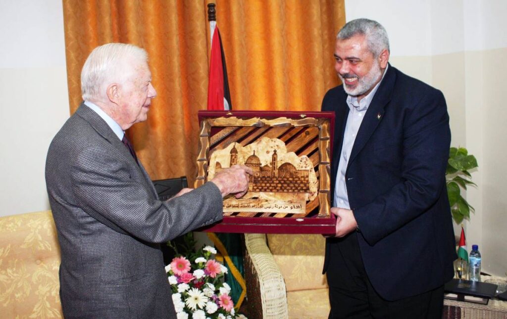 Ex-US-Präsident Jimmy Carter im Juni 2009 beim freundschaftlichen Plausch mit Hamas-Politbürochef Khaled Mashal. (© imago images/UPI Photo)