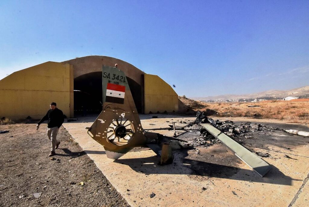 Reste eines von Israel zerstörten syrischen Hubschraubers in Damaskus. (© imago images/Middle East Images)
