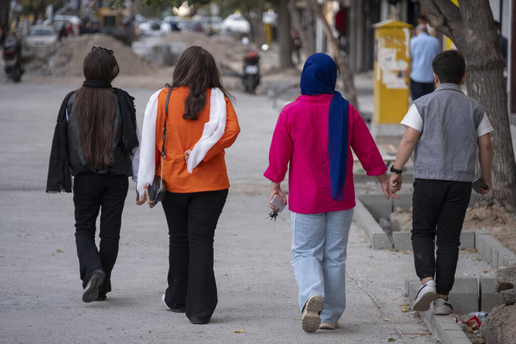 Im Iran riskieren Frauen viel, wenn sie in der Öffentlichkeit keinen Hidschab tragen. (© imago images/NurPhoto)