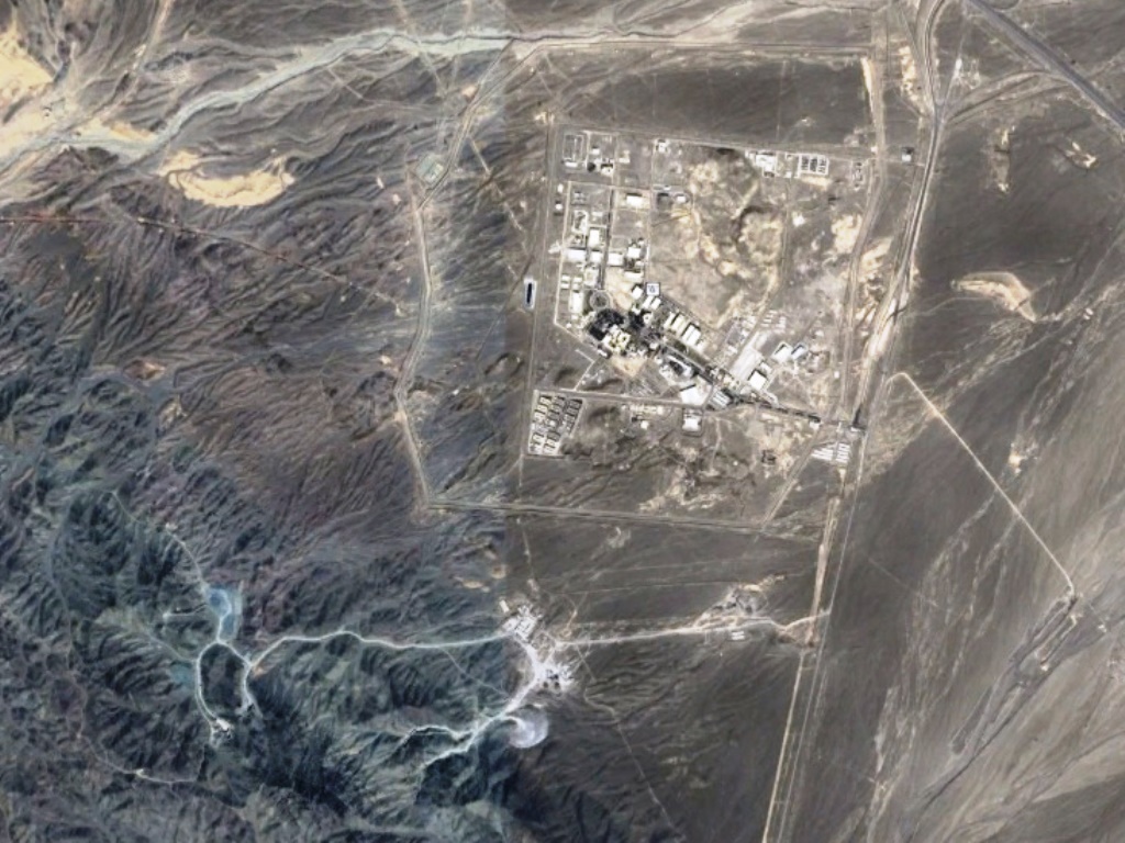 Satellitenaufnahme des iranischen Nuklearzentrums Natanz. Unten in der Mitte und links: Eingänge in einen in den Berg gegrabene Stollenanlage. (Quelle: Google Earth)