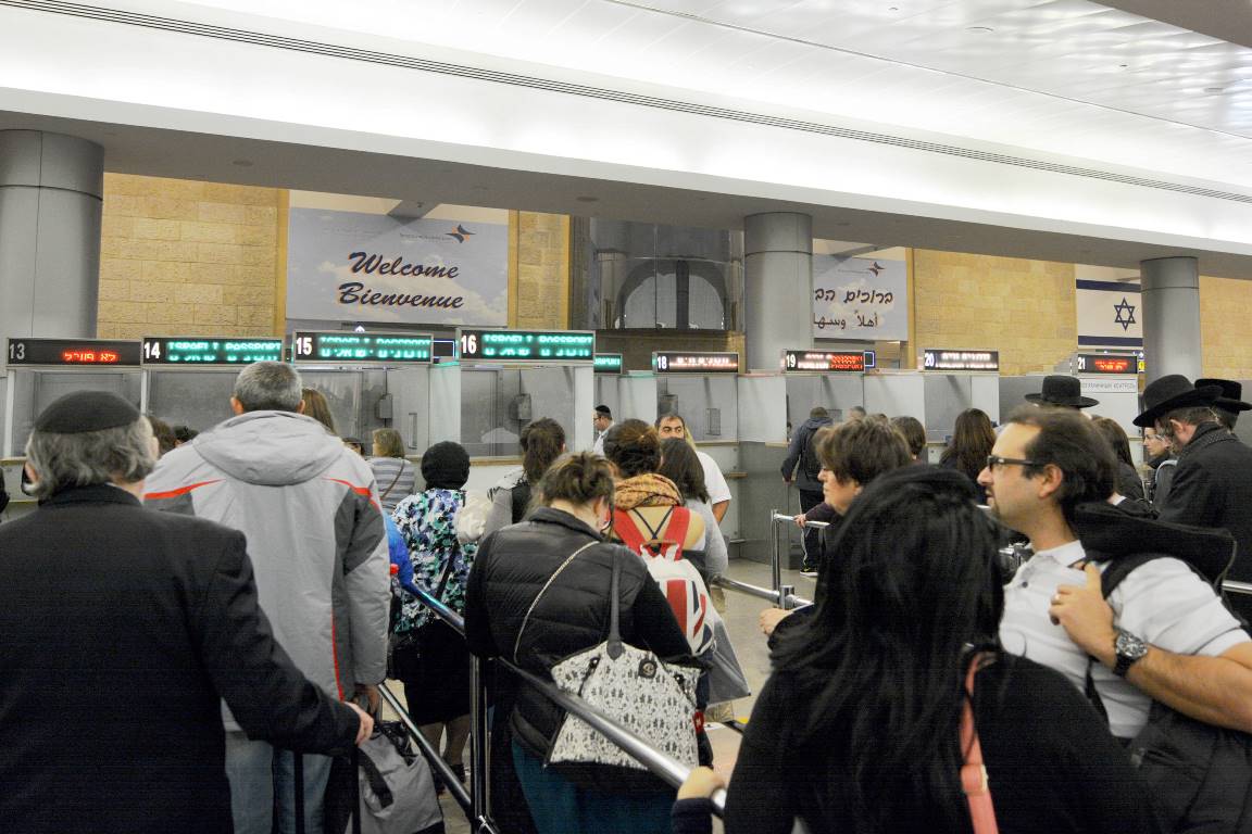 Passkonrolle am Flughafen bei der Einreise nach Israel. (© imago images/Newscom World)