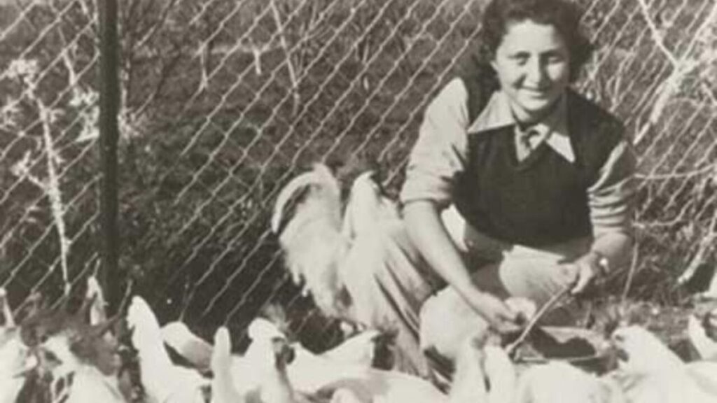 Chana Szénes bei der landwirtschaftlichen Arbeit im Moschaw Nahalal in Eretz Israel