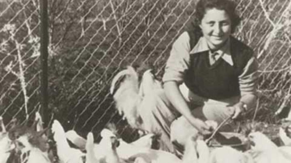 Chana Szénes bei der landwirtschaftlichen Arbeit im Moschaw Nahalal in Eretz Israel