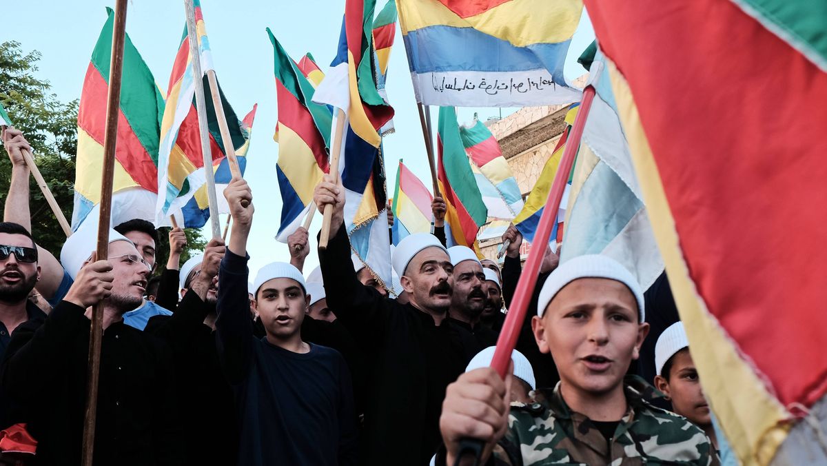Demonstranten mit der Flagge der Drusen