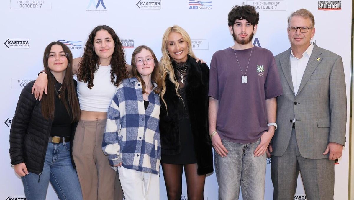 Montana Tucker (mi.) mit einigen Protagonisten ihres Films bei der Weltpremiere in Jerusalem