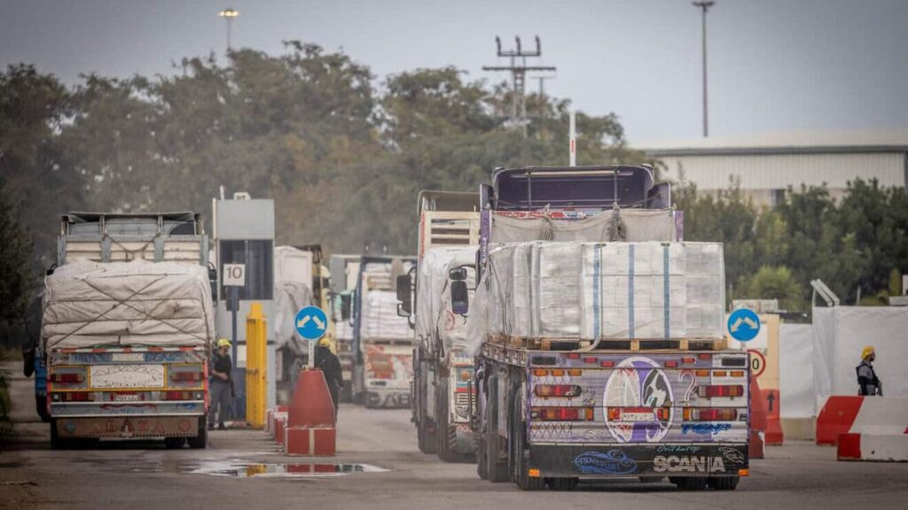 Trucks mit Hilfslieferungen fahren über den israelischen Grenzübergang Kerem Shalom in den Gazastreifen ein