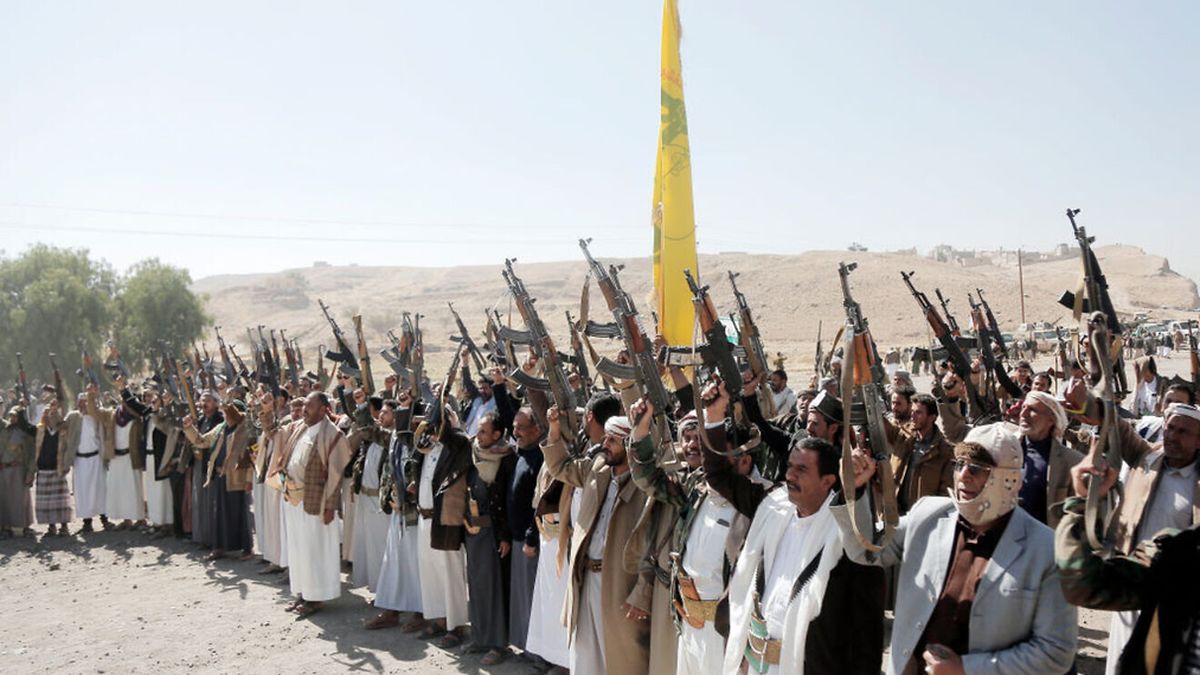Saudischer Spott: Mitglieder der jemenitischen Huthi protestieren gegen israelische Angriffe auf Ziele in Sanaa