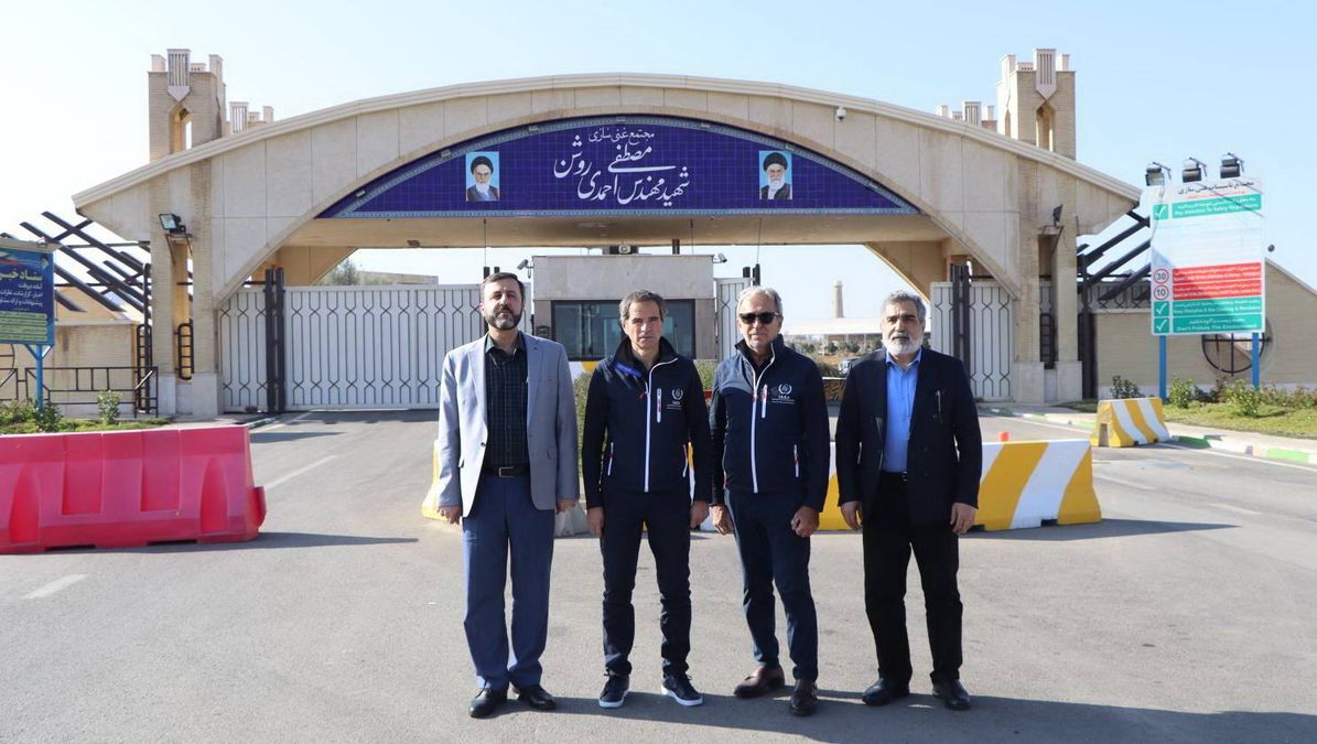 IAEO-Chef Grossi mit Funktionären des iranischen Atomprogramms vor der Urananreichungsanlage in Natanz