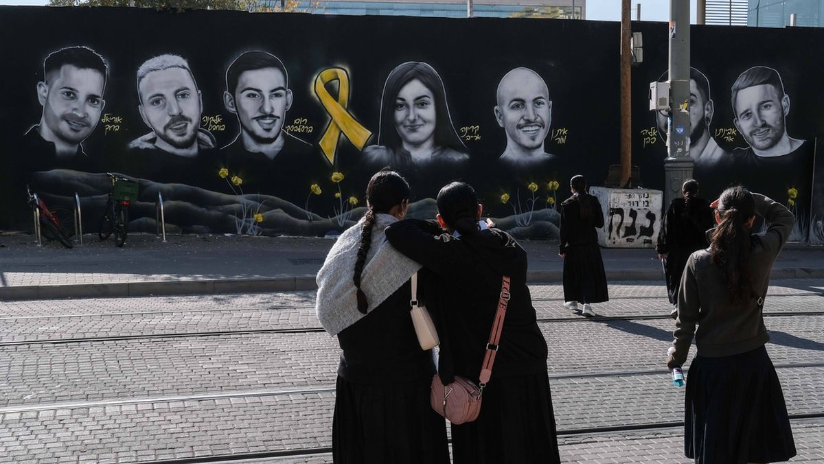 Wandgemälde in Jerusalem mit den Porträts von sieben der israelischen Hamas-Geiseln