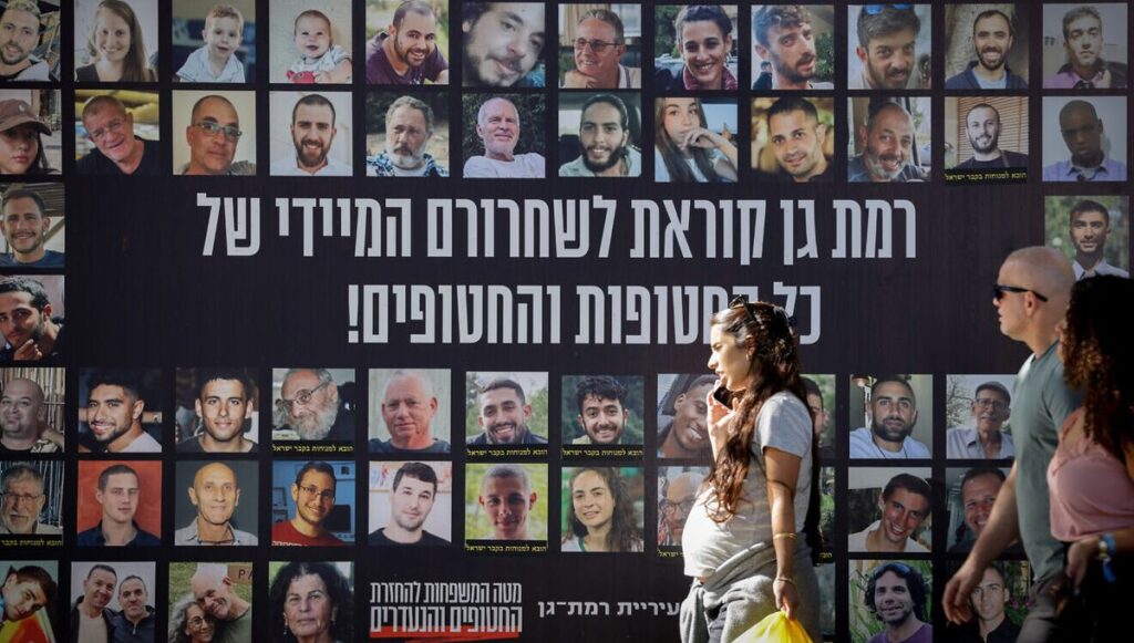 Ein Plakat in Israel zeigt die in Gaza festgehaltenen Hamas-Geiseln
