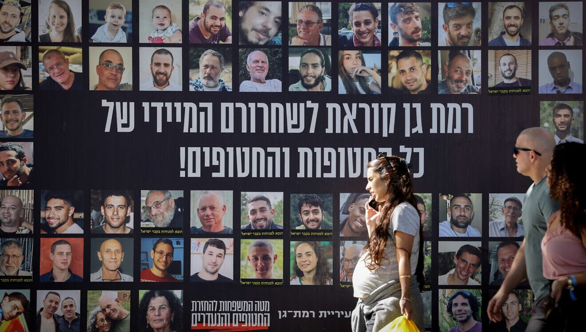 Ein Plakat in Israel zeigt die in Gaza festgehaltenen Hamas-Geiseln
