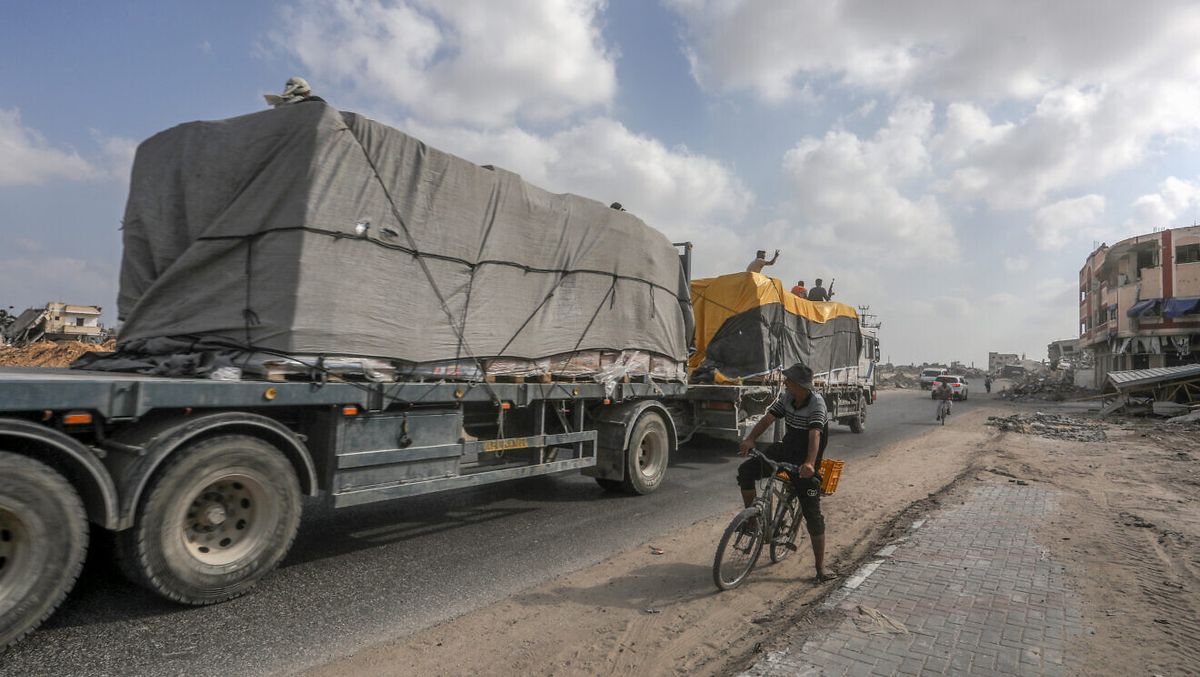 LKW mit Hilfslieferungen fahren über den israelischen Grenzübergang Kerem Schalom in den Gazastreifen ein