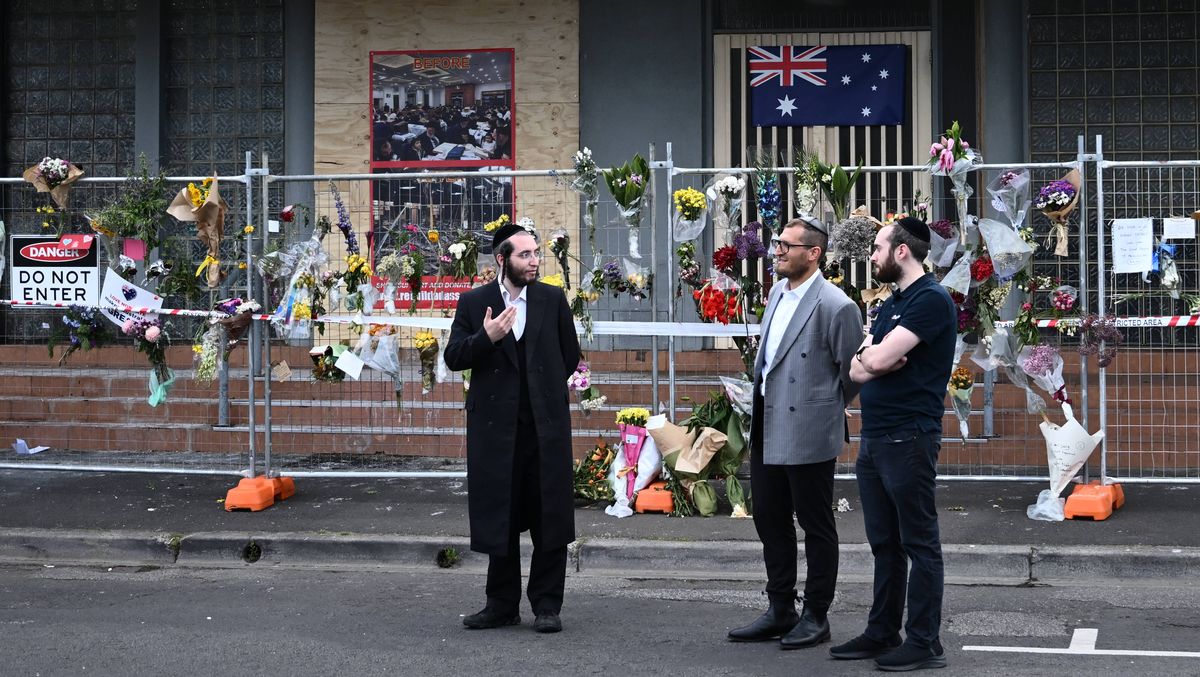 Rabbi Gabi Kaltmann (mi.) vor der bei einem Brandanschlag ausgebrannten Adass-Israel-Synagoge in Melbourne