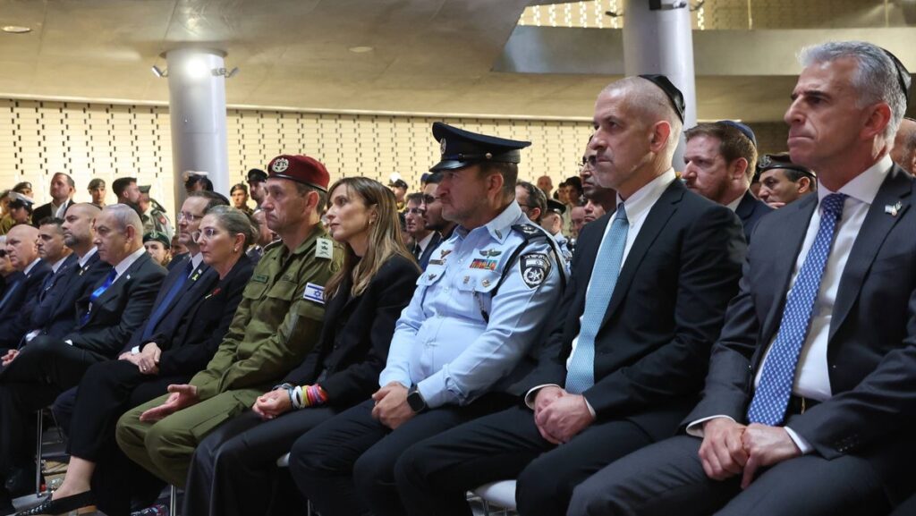 Shin-Bet-Chef Ronen Bar (2. v .re.) bei einer Trauerfeier für die gefallenen israelischen Soldaten und Terroropfer