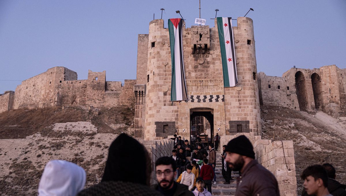 Islamistische Rebellen hissen syrische und palästinensische Flaggen auf der Zitadelle in Aleppo