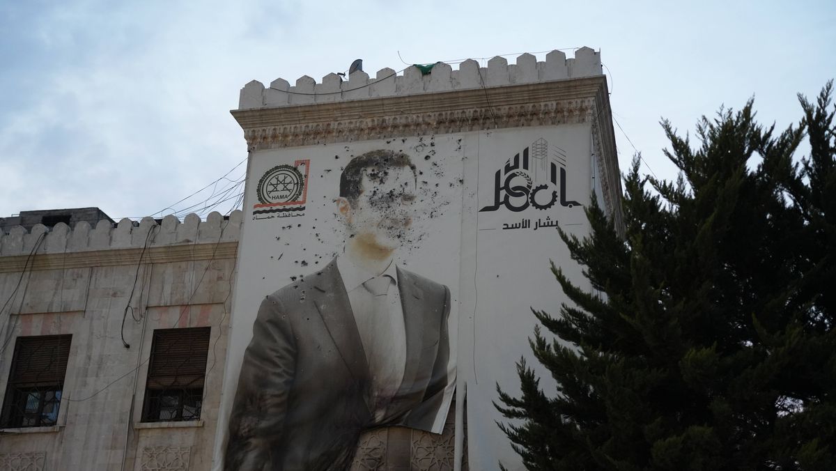 Einschusslöcher in Assad-Wandbild in der syrischen Stadt Hama