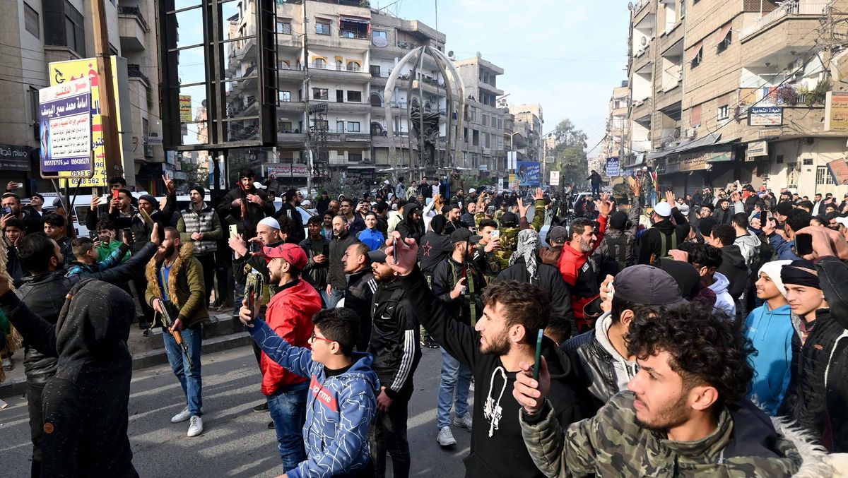 Syrer versammeln sich nach dem Sturz von Bashar al-Assad in den Straßen von Damaskus