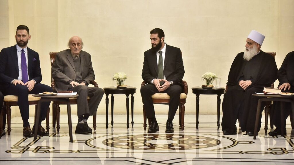 Der libanesische Drusenführer Walid Jumblatt zu Besuch bei Syriens Milizenführer Ahmed al-Sharaa