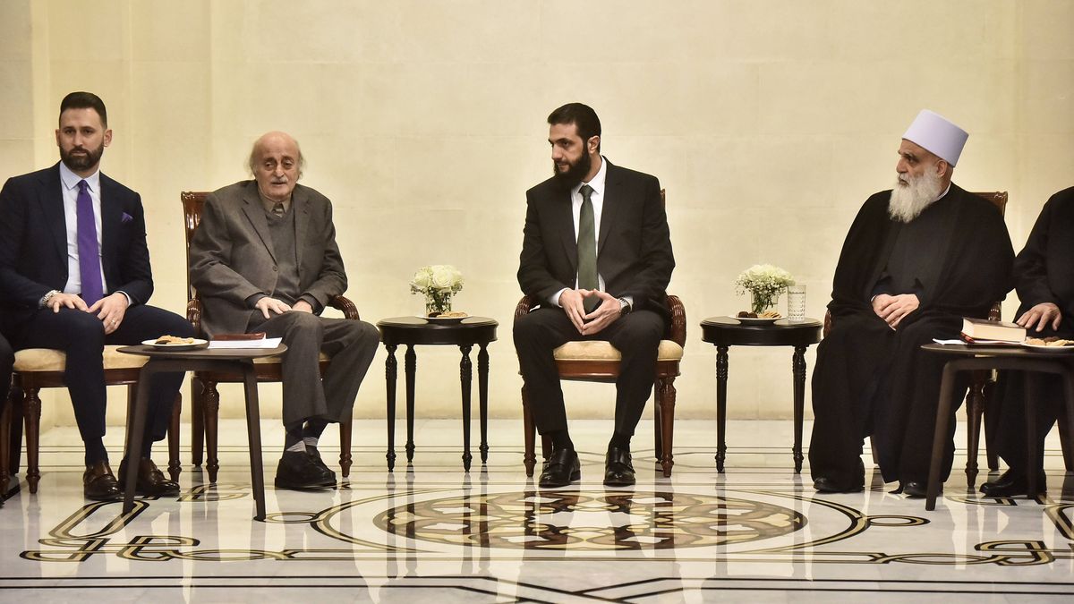 Der libanesische Drusenführer Walid Jumblatt zu Besuch bei Syriens Milizenführer Ahmed al-Sharaa