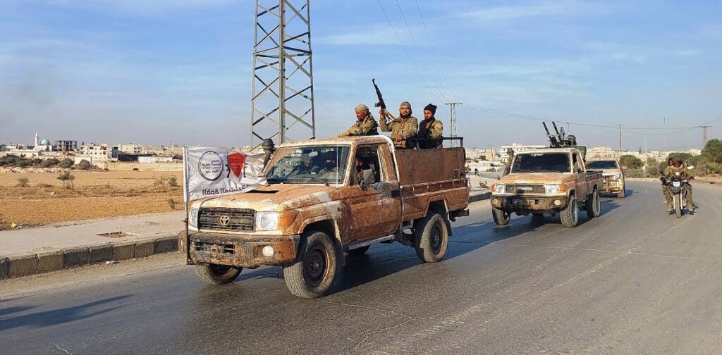 Kämpfer der von der Türkei unterhaltenen SNA im Vormarsch gegen Kurden in Syrien. (© imago images/Depo Photos)