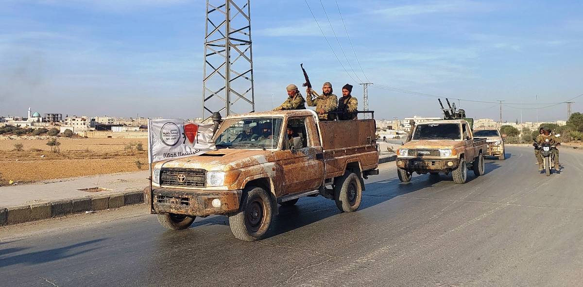 Kämpfer der von der Türkei unterhaltenen SNA im Vormarsch gegen Kurden in Syrien. (© imago images/Depo Photos)