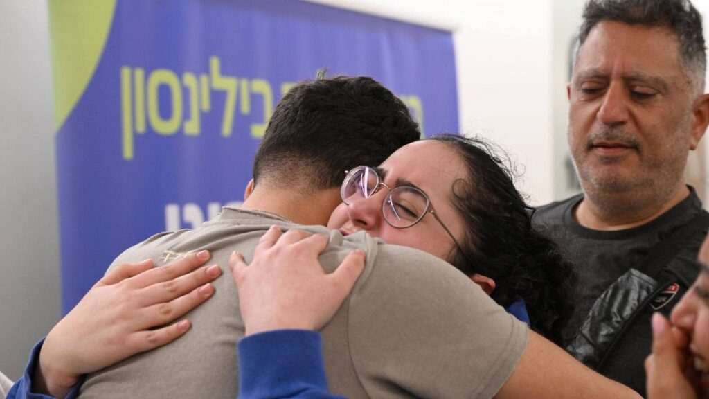 Ehemalige Hamas-Geisel Liri Albag mit ihrem Freund und ihrem Vater in einem israelischen Krankenhaus